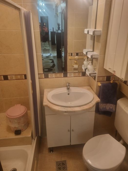 Inchiriez apartament la casa / curte