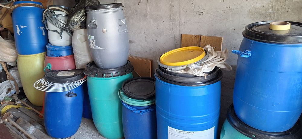 Към 30 броя бидони различен размер