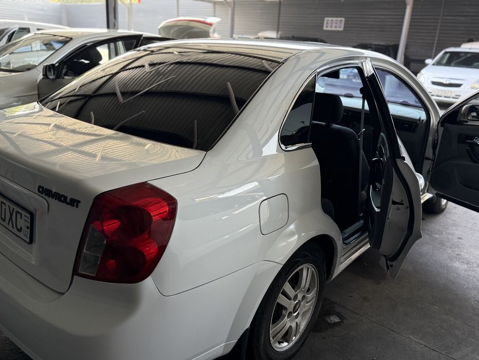 Shevralet lasetti 1,8 avtomat 3-pazitsya sotiladi. Rangi oq.