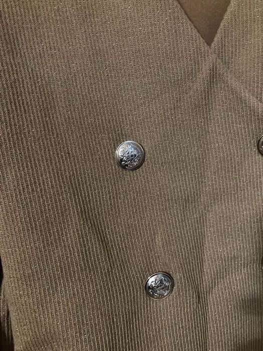 Плетена рокля със златисти копчета.