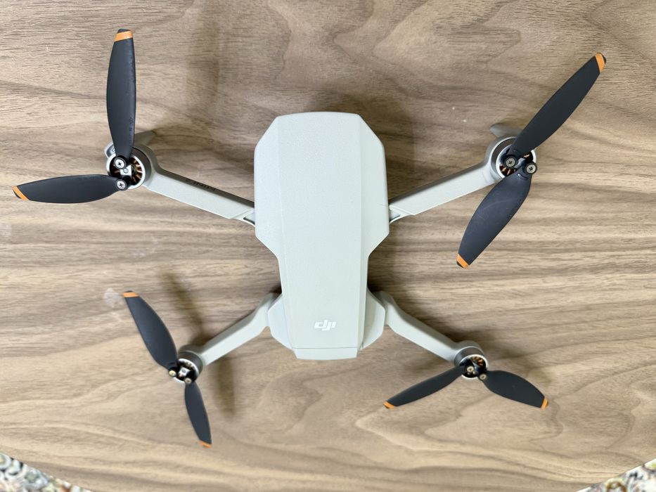 Продается дрон diji mini 2  combo AERIAL CAMERA BUNDLE