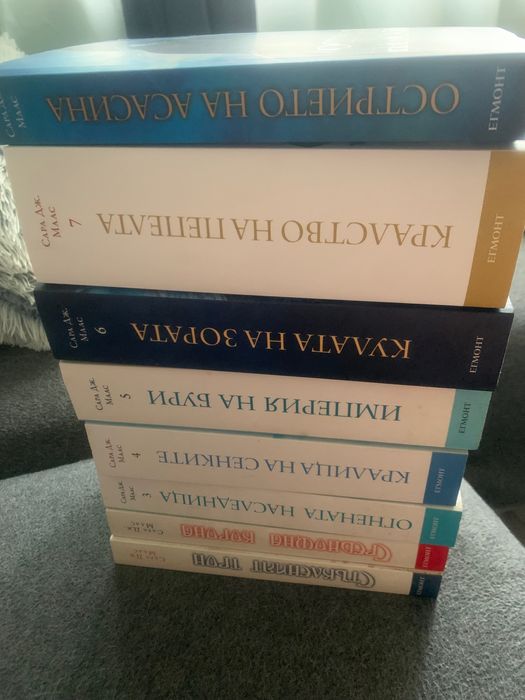 Поредицата Стъкленият трон на Маас