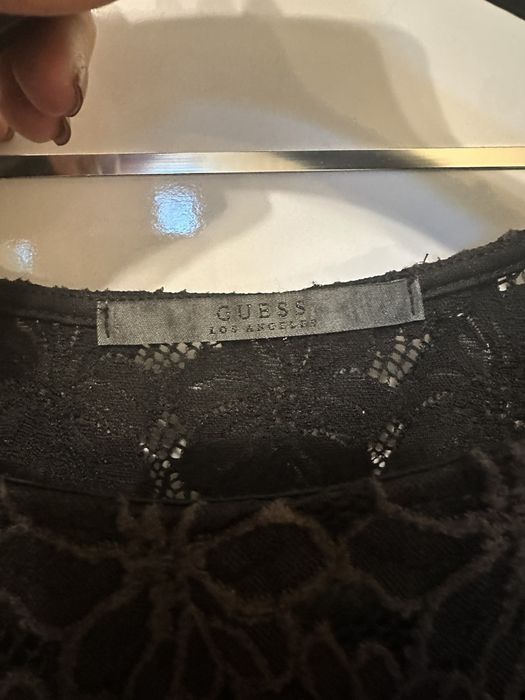 Елегантна рокля на марката Guess