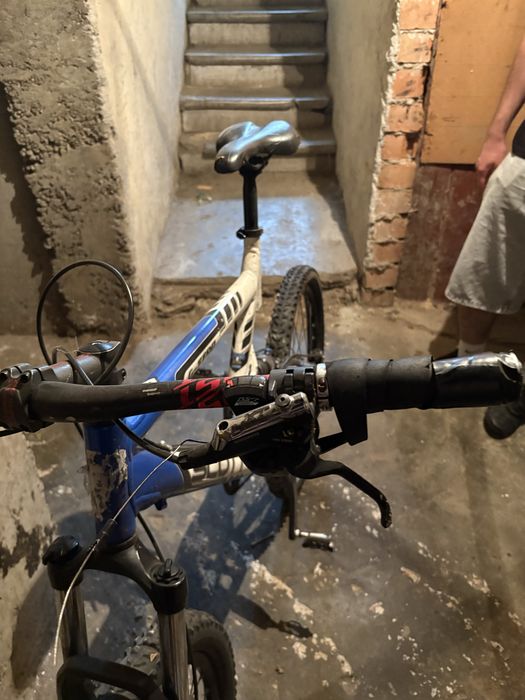 Vand bicileta scott full suspension cu mici defecte