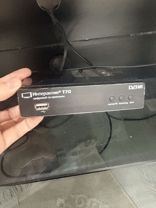 Продам телевизор с пристакой и подставкой