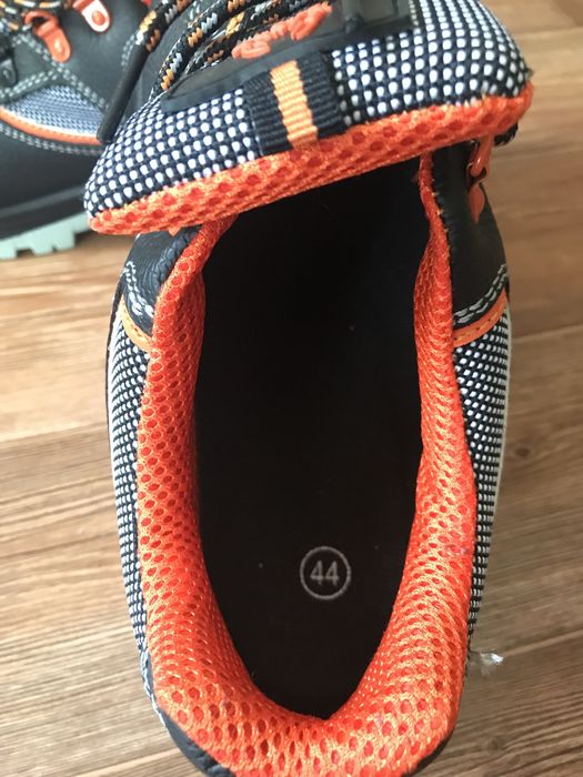 Продается спец обувь