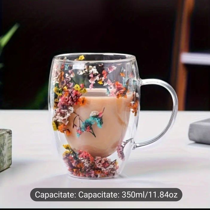 Cană cu flori artificiale