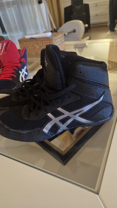 Борцовки Asics за момче  номер35,номер37
