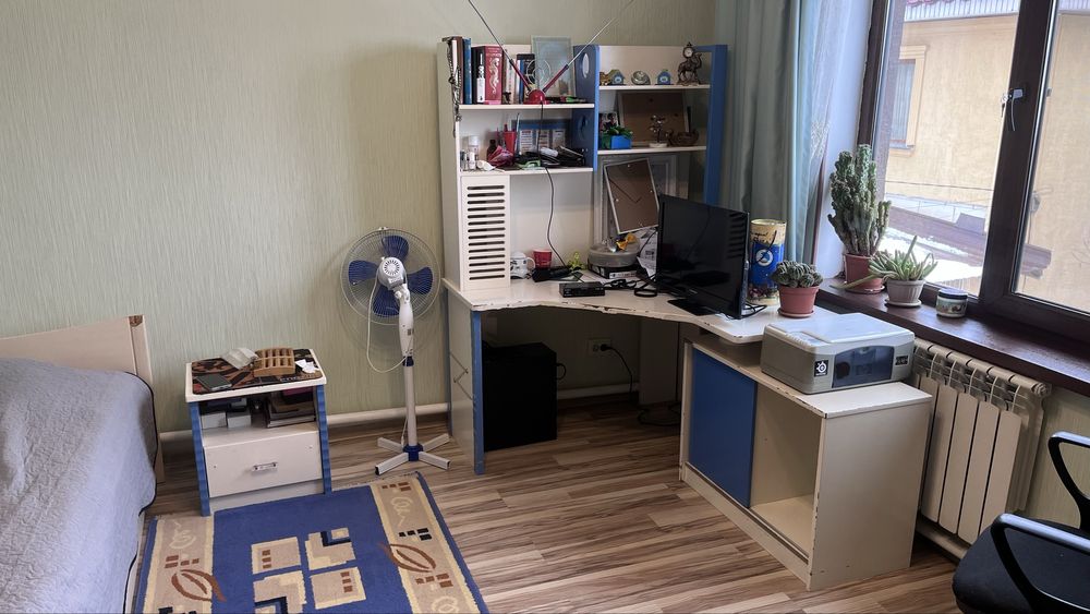 стол для компьютера, кровати