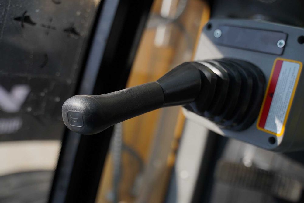 Экскаватор-погрузчик HORN 388T