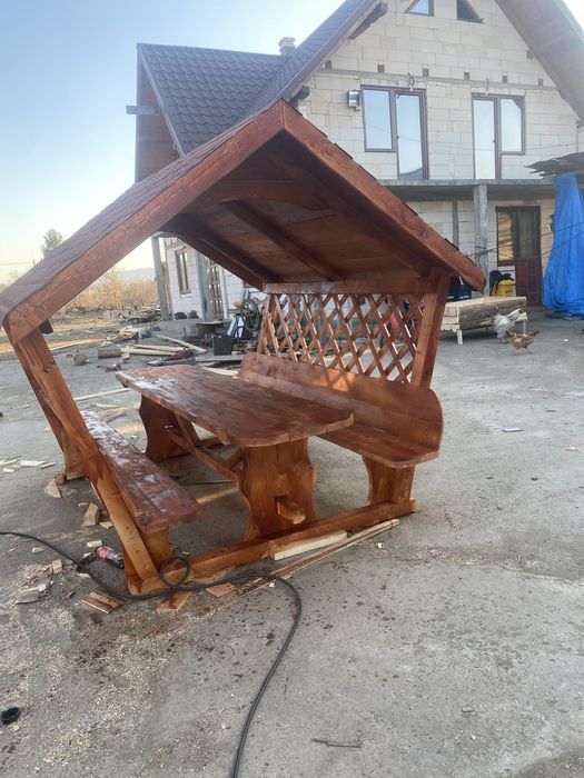 Facem foisoare din lemn masiv acoperit cu tegola prins in suruburi