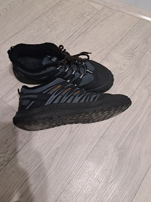 Продам зимние кроссовки