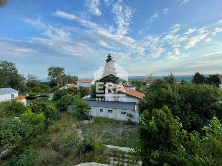 Самостоятелна триетажна къща с четири спални и три бани, с морска пано