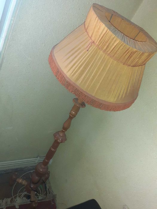 Lampadar cu picior de lemn