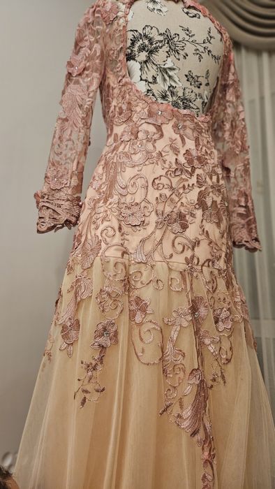 Rochie lunga de seara din dantela roz, cu spatele gol