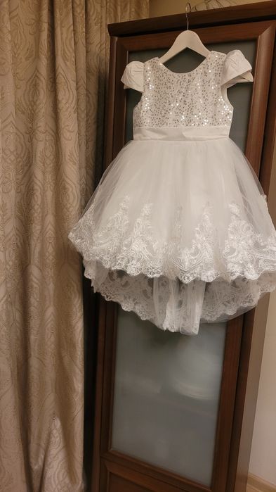 Платье НОВОЕ для девочки,очень красивое,