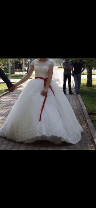 Платье свадебное в отличном состоянии