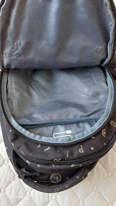 Продавам ученическа раница St. Right