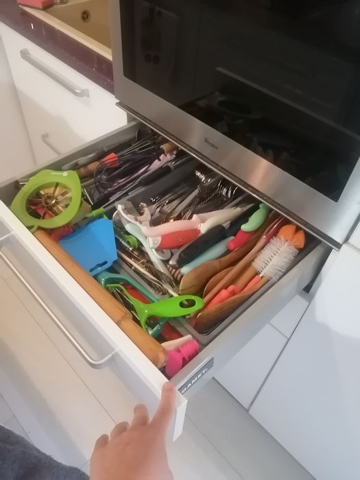 Mobila de bucatarie complexa  de marime mai micuța cu insula făcută la comanda +chiuveta