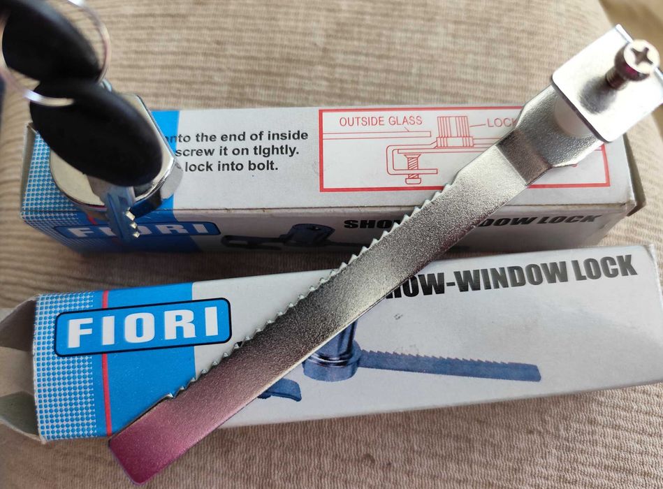 тресчоткова брава (ключалка) за плъзгащи се стъклени витрини.