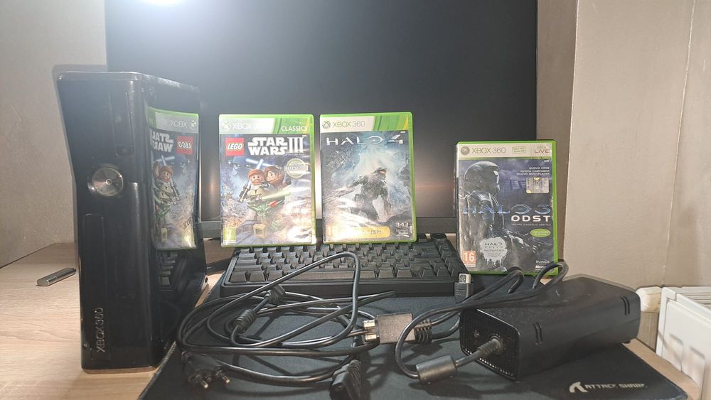 Xbox 360 slim 2 controllere și 3 jocuri