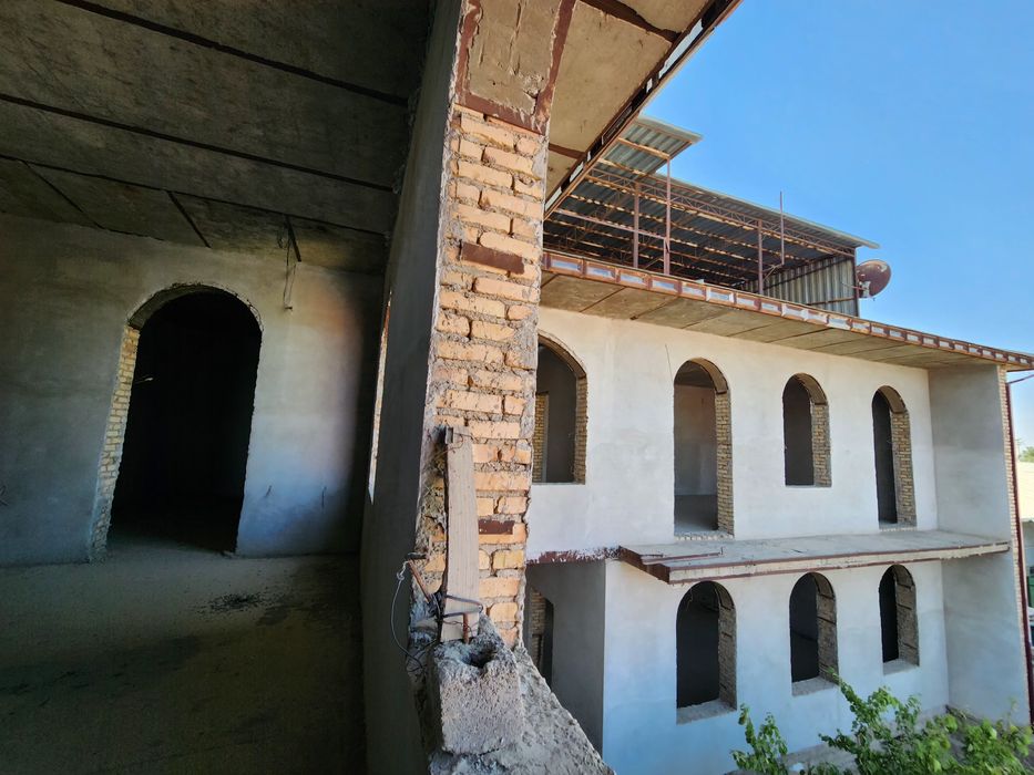 Hovli sotiladi juda yaxshi qurilgan