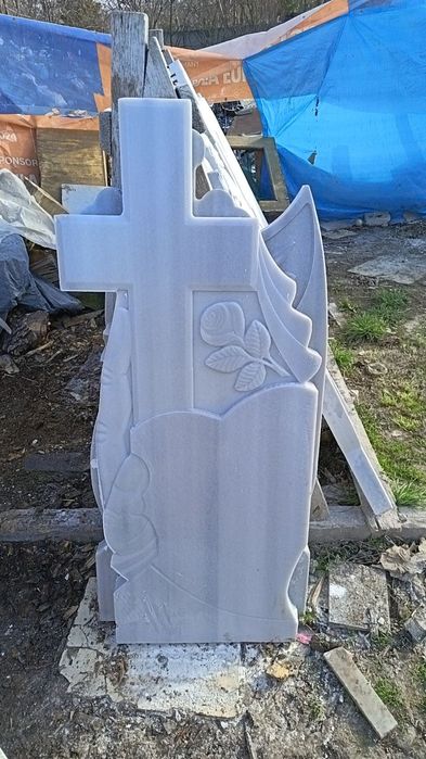 Vând cruci de marmură preț de producător asigur și transport