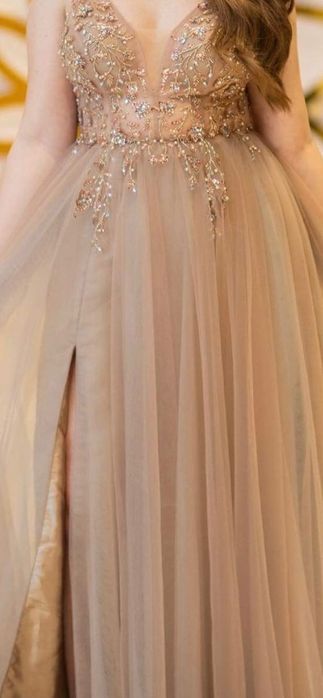 Дълга официална рокля – абитуриентска, нежна и стилна