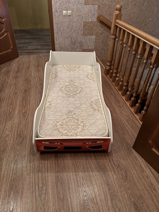 Продам детскую кровать машину