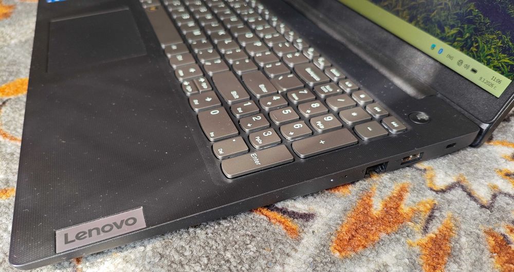 Продавам Lenovo V15 G3 IAP/i5-1235U/16GB RAM/512GB NVMe/1TB SATA3