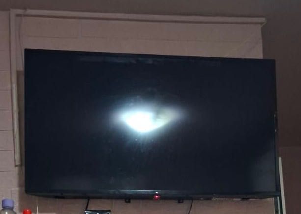 Se vinde televizor 105 cm diagonală