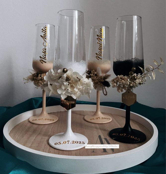 Aranjamente pentru paharele de nunta