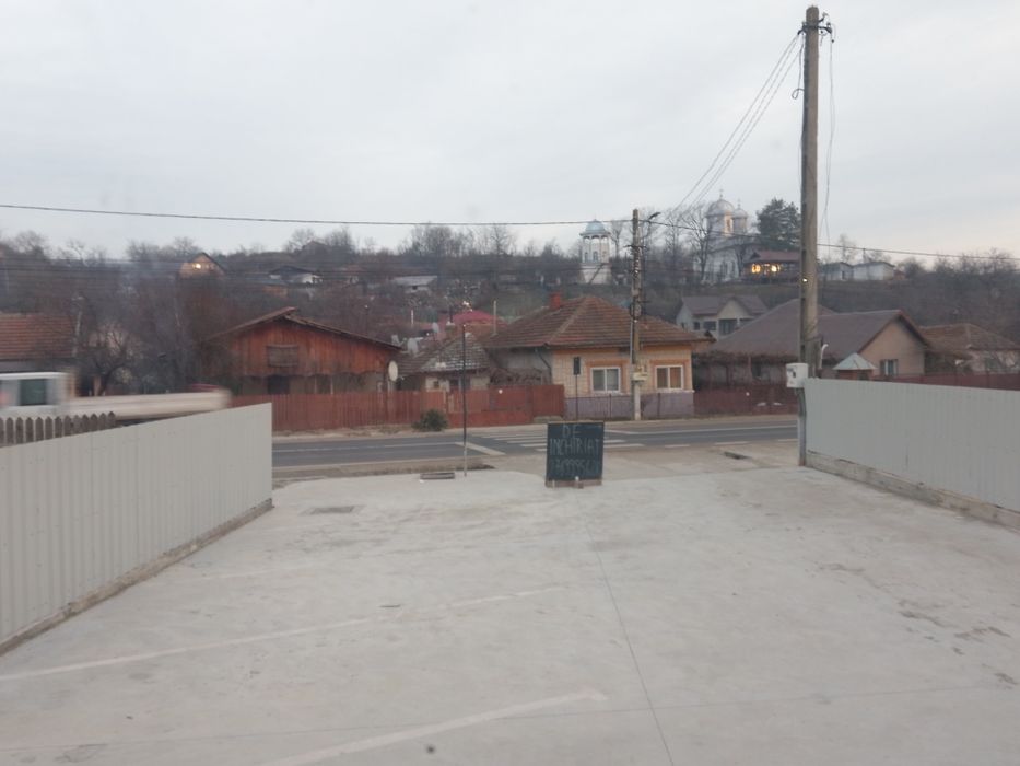 Închiriez spațiu la strada principala.