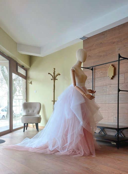 Многослойна булчинска пола с обем и влакче с мек градиент в розаво