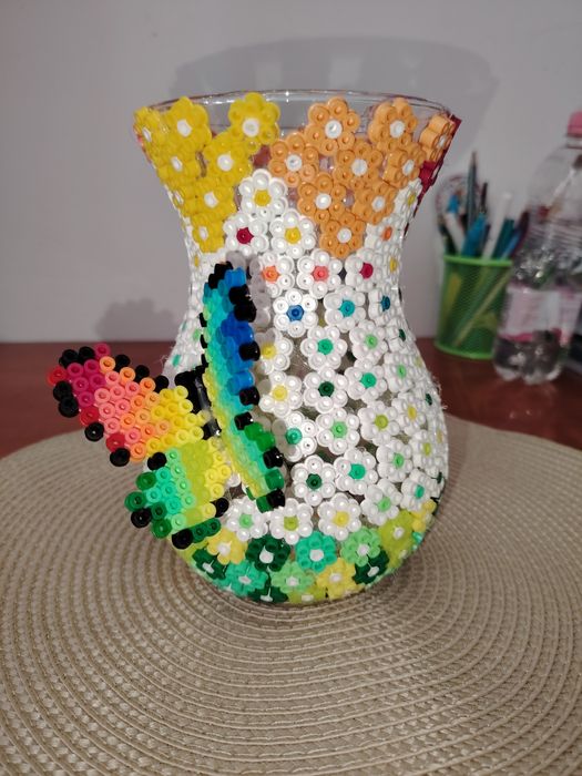 Vaza de sticla decorata manual cu margele Hama