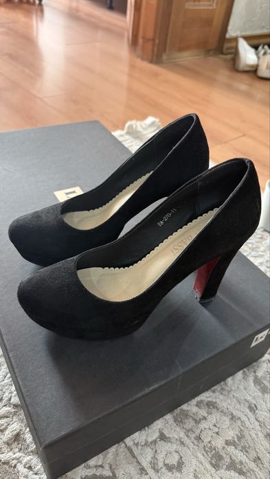 Продам замшевые туфли