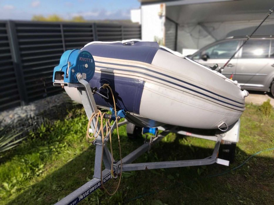 Продавам лодка с извън бордов двигател и колесар