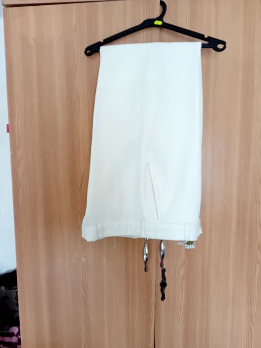 Vând costum de mire  de culoare alba