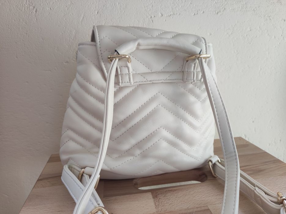 Бежова/Крем малка дамска раница със златни елементи