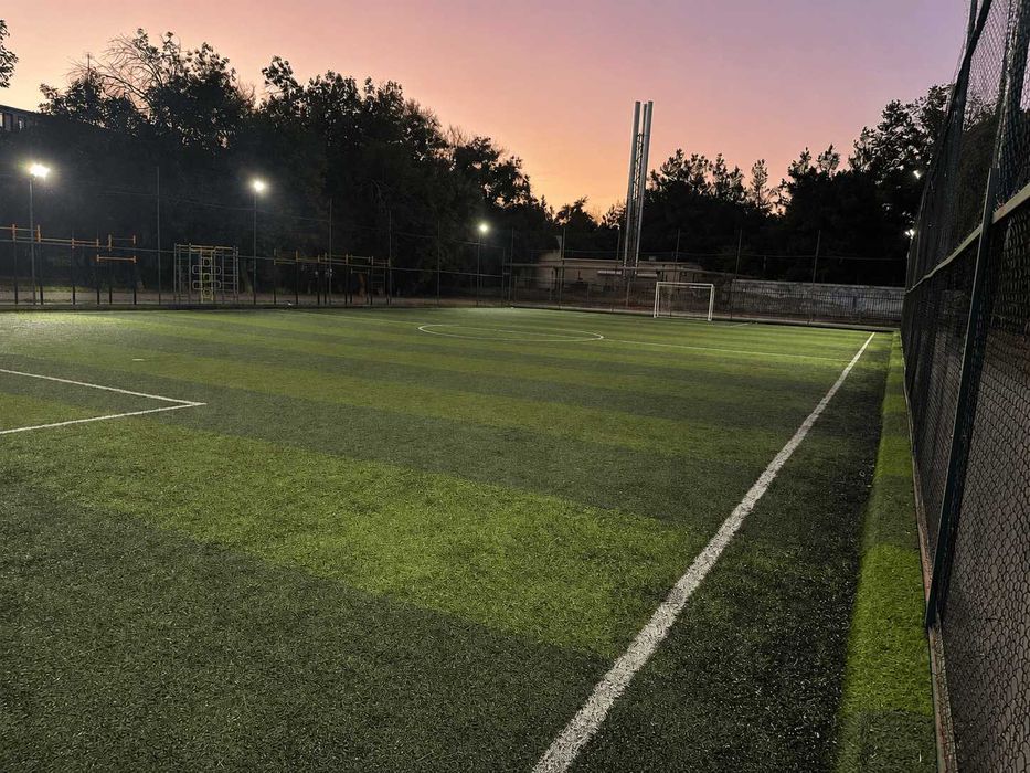 Kechqurun mini futbol maydoni mini polya Toshkent Olmazor Beruniy