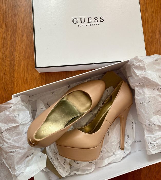 Guess токчета на платформа, бежов цвят