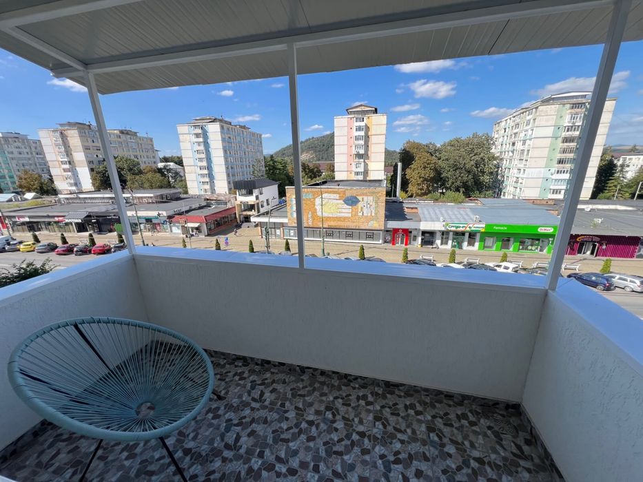 Apartament 2 camere, centru Onești, renovat, vedere panoramică