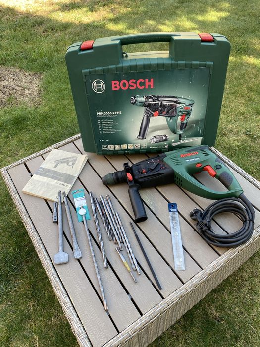 Ciocan rotopercutor Bosch PBH 3000-2 FRE, 750W + Mandrină + Set dălți și burghie