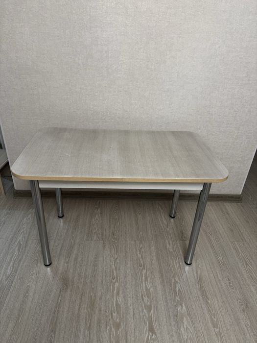 Стол кухонный в хорошем состоянии