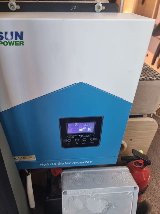 Baterii si invertor hibrid aproape noi