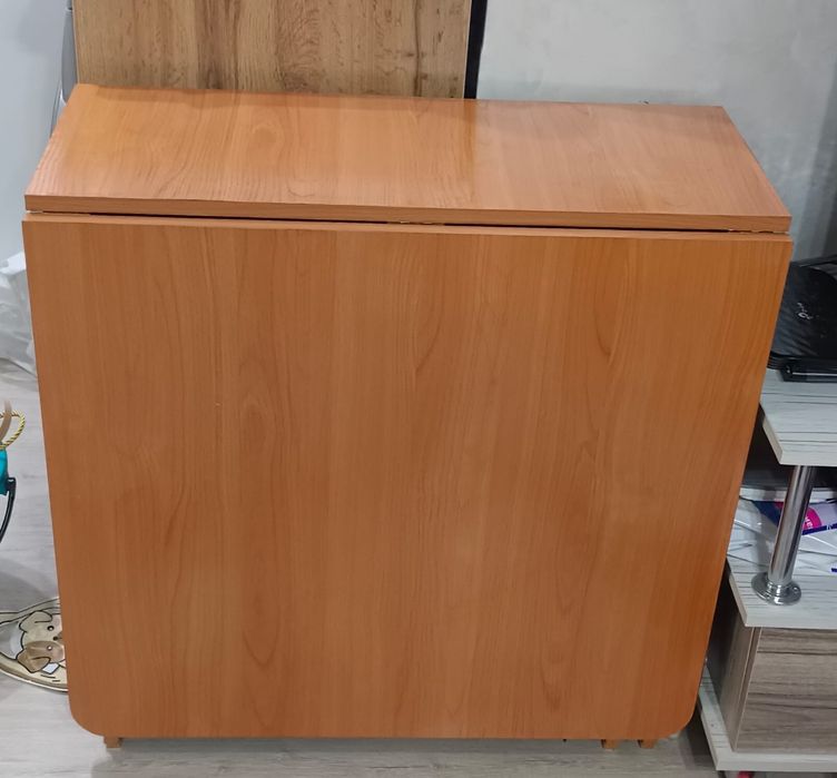 Продам стол-книжку в хорошем состоянии.