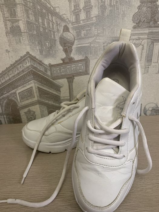 Кроссовки  белые  37