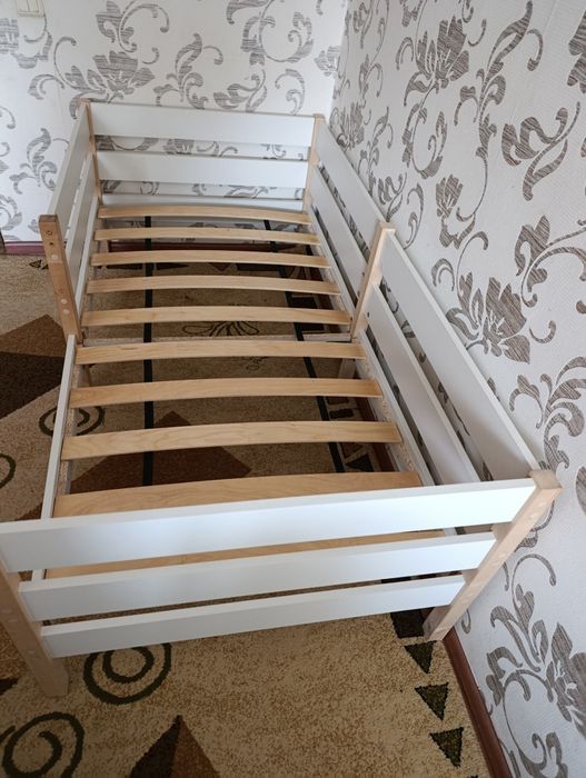 Продам детскую кровать с матрасом