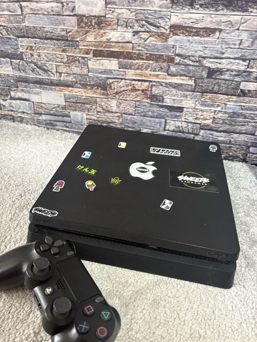 PS4 Slim 1 TB + Red Dead Redemption.