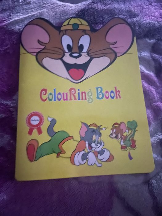 Jucarii . Pentru copii in varsta de 4 sau 14 ani cu carti de colorat .